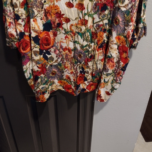 Like New Floral kimono - Picture 4 of 10